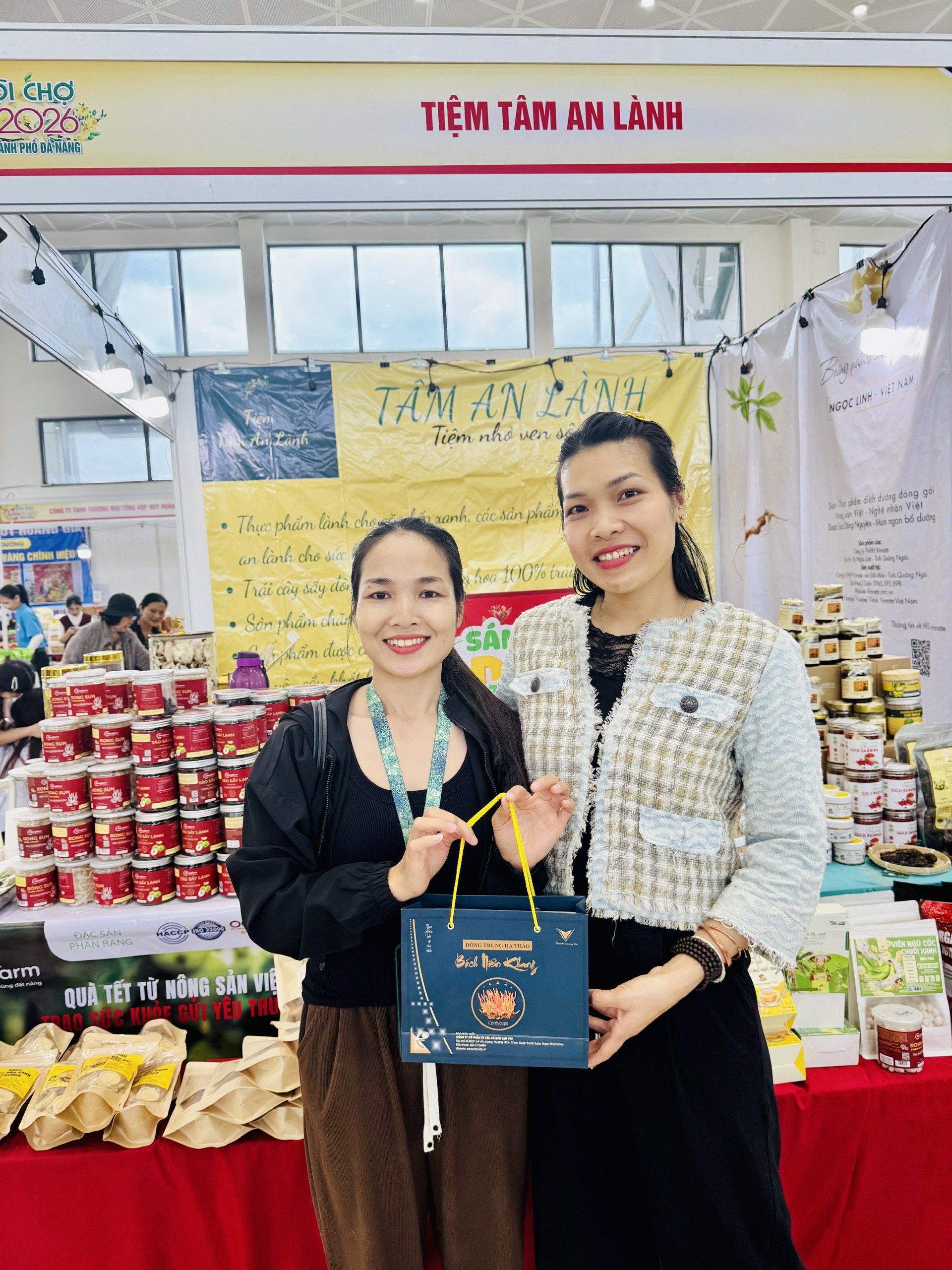 Tư vấn khách hàng tại hội chợ